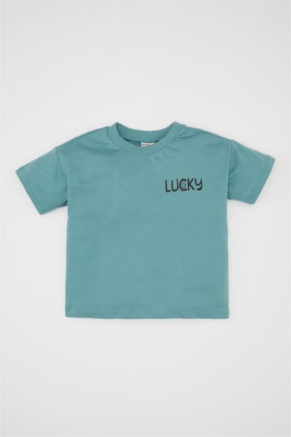 تيشيرت ولادي نص كم بطبعة شعار قصة عادية