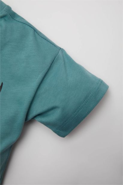 تيشيرت ولادي نص كم بطبعة شعار قصة عادية