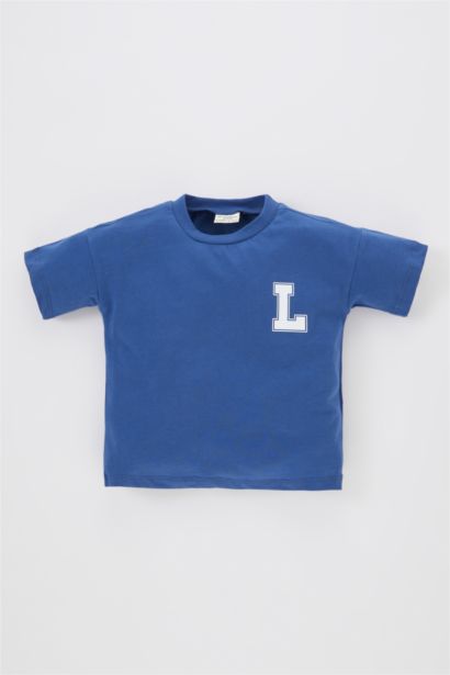 تيشيرت ولادي ص كم بطبعة شعار قصة عادية