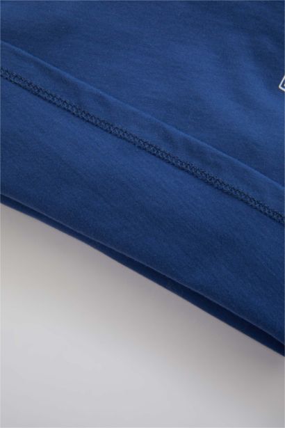 تيشيرت ولادي ص كم بطبعة شعار قصة عادية