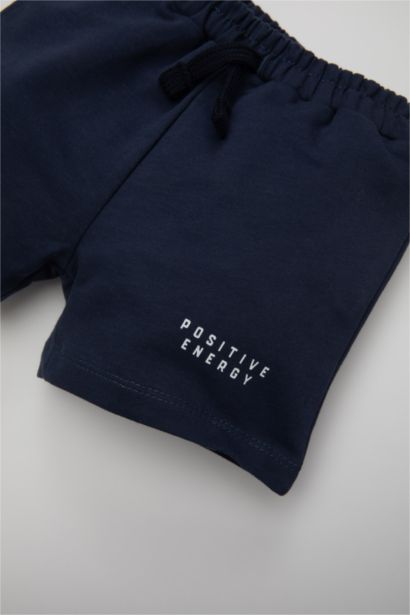 شورت ولادي بطبعة شعار قصة عادية