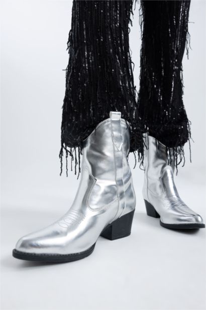 جزمة كاوبوي حريمي لامع بكعب عالي بسوسته