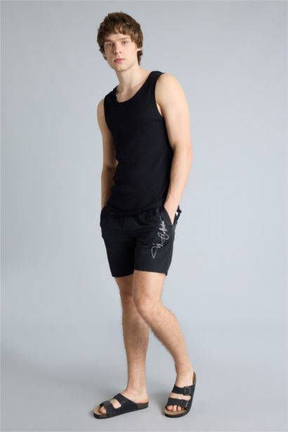 شورت سباحة قصير قصة عادية ببطانة شبكية