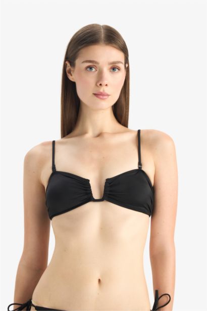 بكيني توب قصة عادية