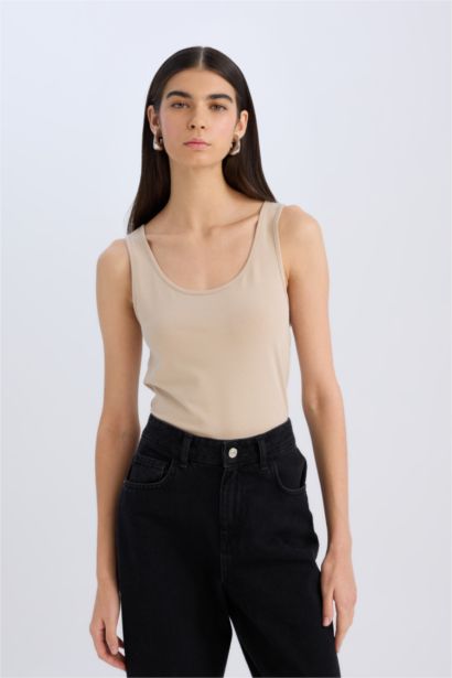 Топ с круглым вырезом, с узким кроем и облегающим силуэтом