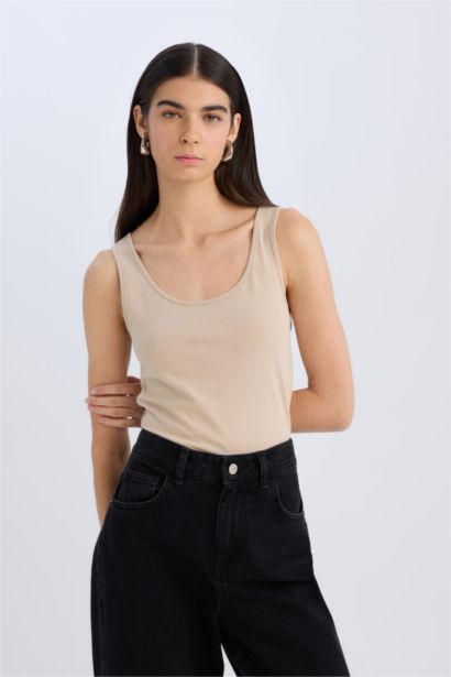 Топ с круглым вырезом, с узким кроем и облегающим силуэтом