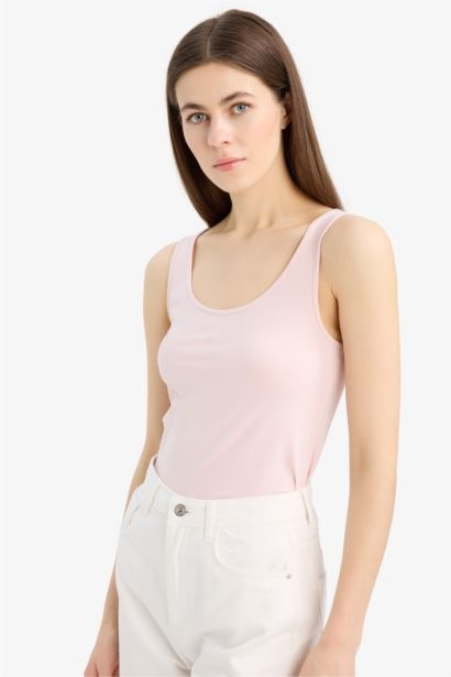 Приталенная базовая майка с круглым вырезом