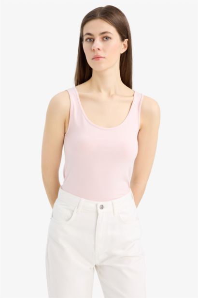 Приталенная базовая майка с круглым вырезом