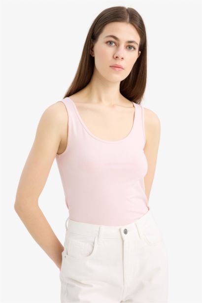 Приталенная базовая майка с круглым вырезом