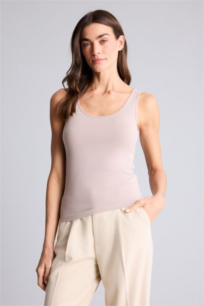 Майка приталенного кроя с круглым вырезом базовый для женщин