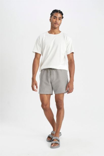 شورت بحر قصير مخطط