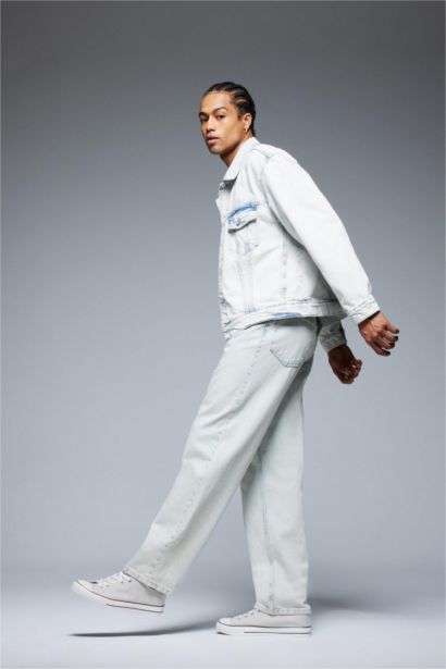 بنطلون جينز قصة فضفاضة برجل ضيقة وخصر عادي