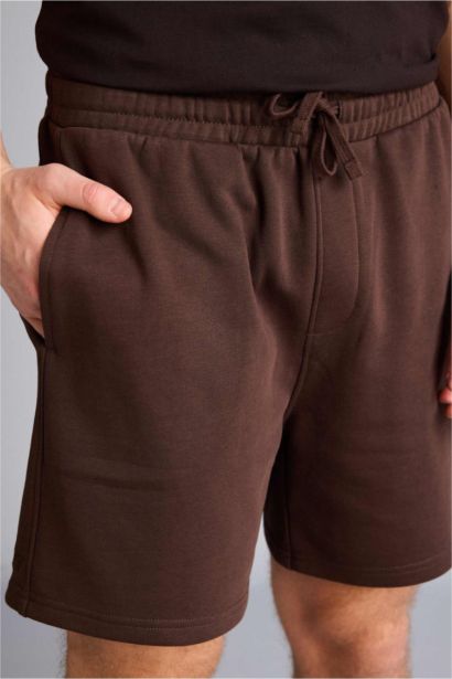 شورت قصة عادية برجل عادية