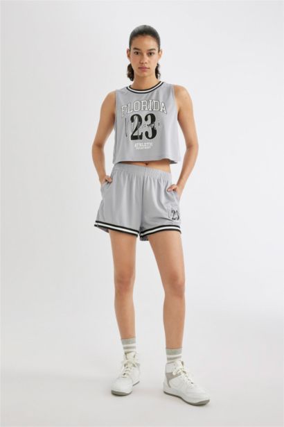 شورت قصير رياضي قصة عادية