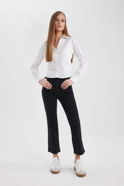 بنطلون جينز كروب بحافة ممزقة وخصر عالي