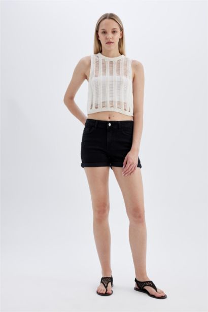 شورت جينز أسود بخصر عالي بحافة مطوية