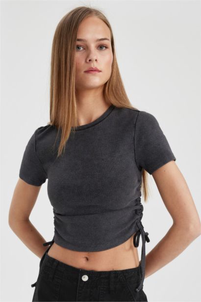 تيشيرت بيزك نص كم سليم فيت بتأثير باهت