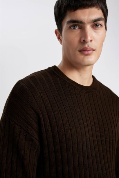 بلوفر تريكو رجالي قصة مريحة برقبة مستديرة بني