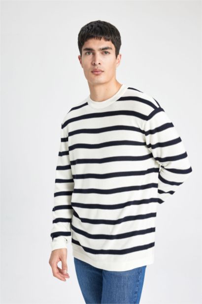 Свитер стандартного кроя в полоску