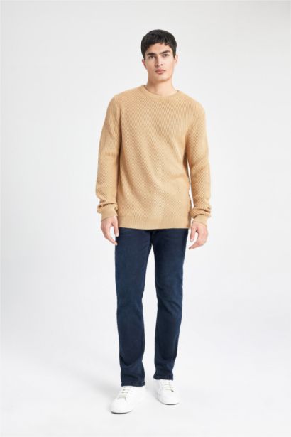 Свитер стандартного кроя с круглым вырезом