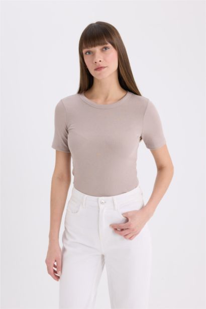 تي شيرت نص كم مضلع سليم فيت بياقة مستديرة