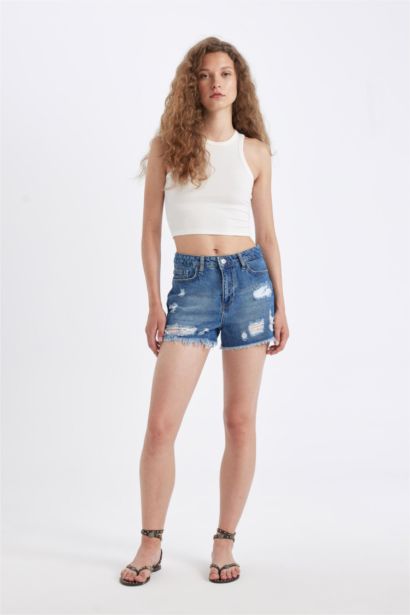 شورت جينز بخصر عالي وحافة ممزقة