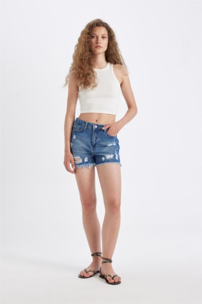 شورت جينز بخصر عالي وحافة ممزقة