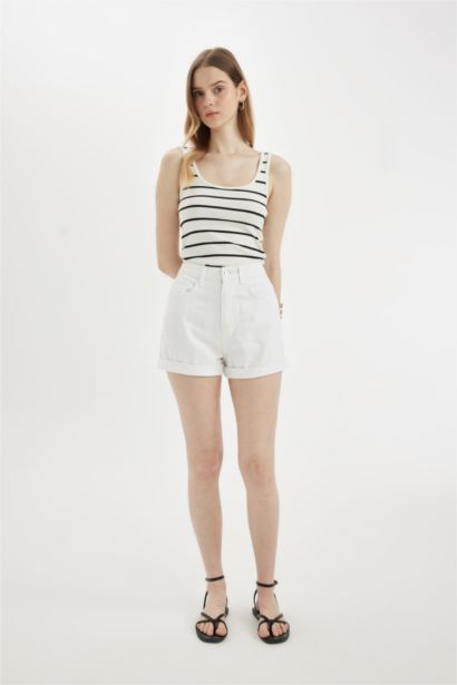 شورت أبيض موم فيت بخصر عالي بحافة مطوية