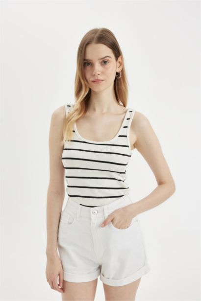 شورت أبيض موم فيت بخصر عالي بحافة مطوية