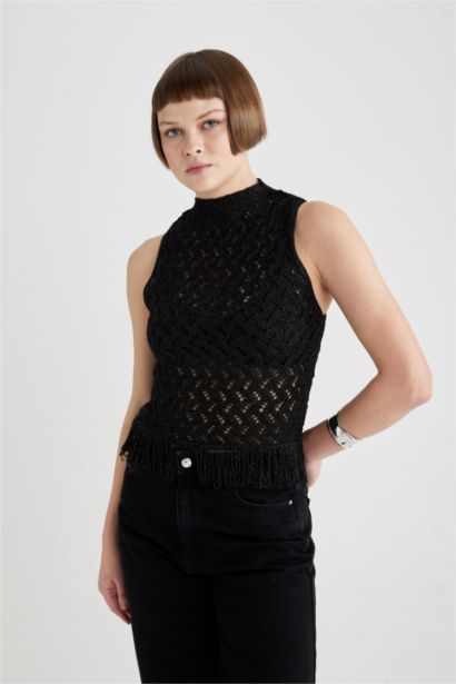 Relax Fit Crew Neck Sleeveless Blouse