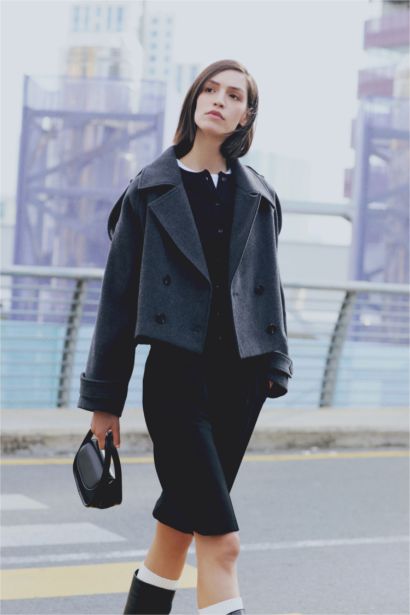 Manteau en cachemire imperméable à coupe régulière court et ceinturé