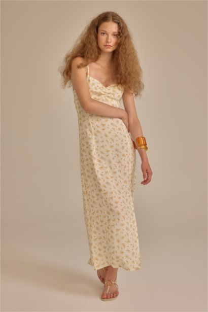 فستان ميدي بنقشة الزهور بحمالات منسوج وياقة قلب