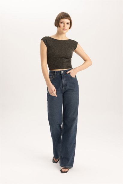 تيشيرت نص كم سليم فيت برقبة مستديرة بتفاصيل ذهبية