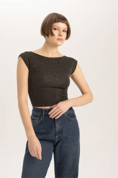 تيشيرت نص كم سليم فيت برقبة مستديرة بتفاصيل ذهبية