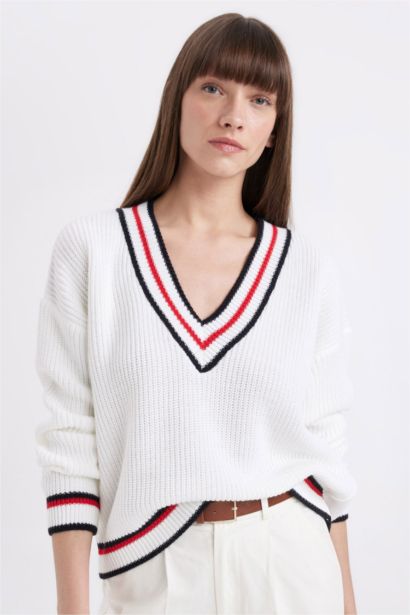 Relax Fit V Yaka Kolej Temalı Selanik Kumaş Triko Kazak