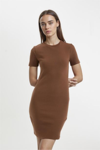 Mini Robe Bodycon à Col Rond et à manches courtess