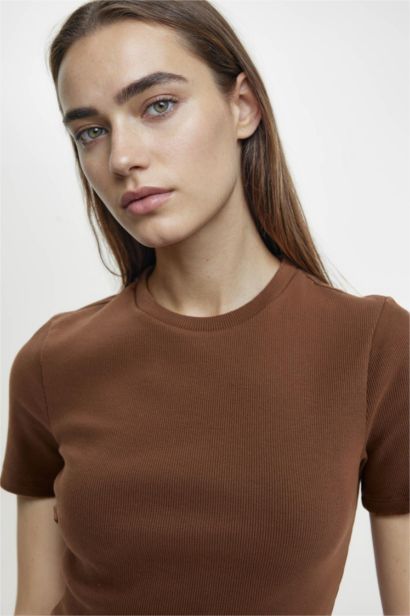 Mini Robe Bodycon à Col Rond et à manches courtess