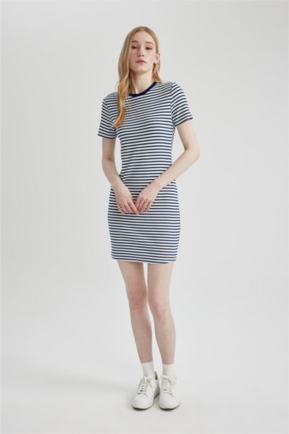 فستان قصير مخطط مضلع بوديكون بياقة مستديرة