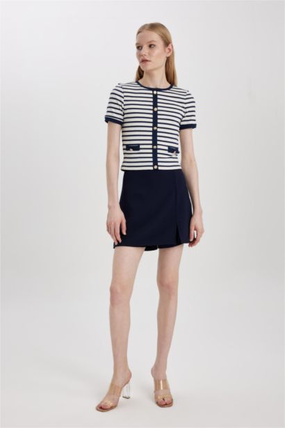 شورت جيبة بخصر عادي وفتحة