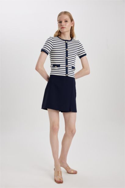 شورت جيبة بخصر عادي وفتحة