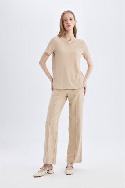 T-Shirt coupe régulière à Manches Courtes à Col Rond