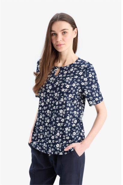 تيشيرت فلورال نص كم قصة عادية برقبة مستديرة