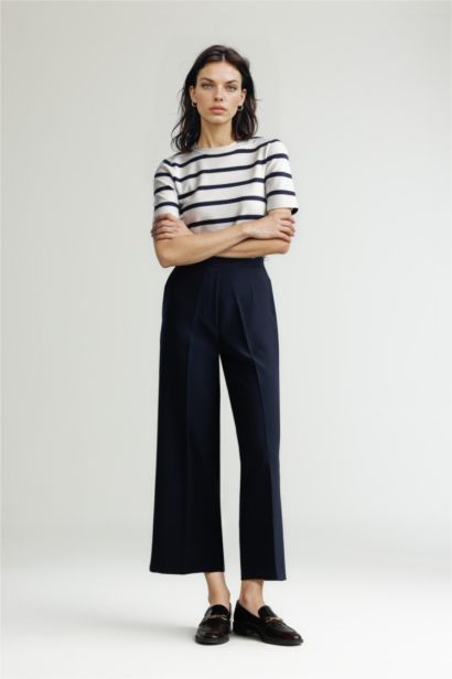 بلوفر كروب بياقة مستديرة