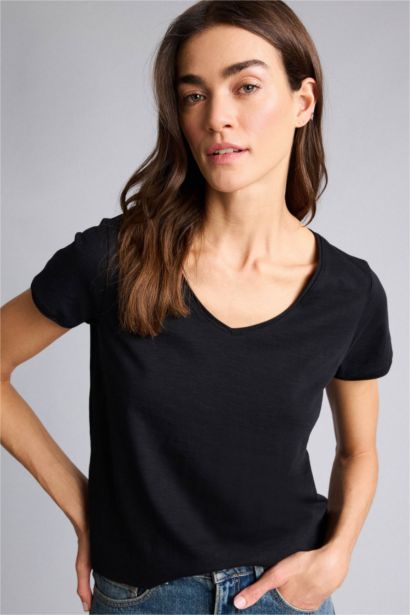 Базовая однотонная футболка Regular Fit с V-образным вырезом и коротким рукавом