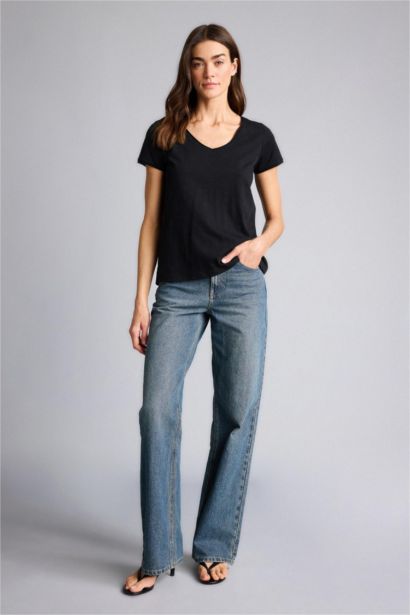 Базовая однотонная футболка Regular Fit с V-образным вырезом и коротким рукавом