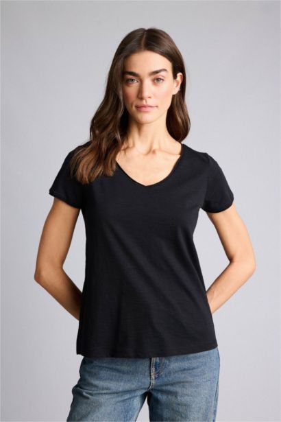 Базовая однотонная футболка Regular Fit с V-образным вырезом и коротким рукавом
