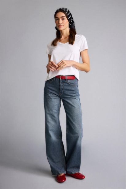 Базовая однотонная футболка Regular Fit с V-образным вырезом и коротким рукавом