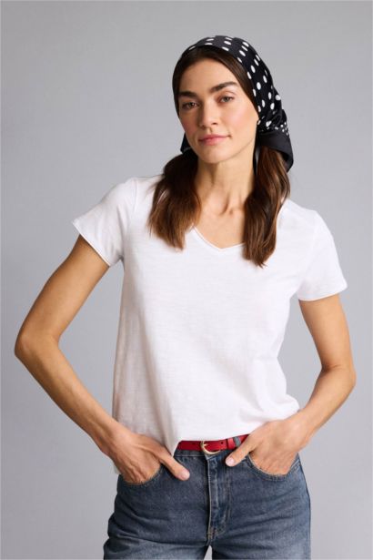 Базовая однотонная футболка Regular Fit с V-образным вырезом и коротким рукавом