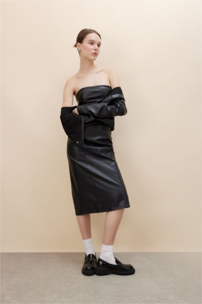 Bodycon Vücudu Saran Straplez Basic Düz Yırtmaçlı Suni Deri Midi Elbise