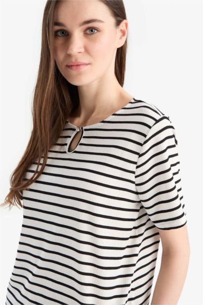 تيشيرت مخطط نص كم قصة عادية برقبة مستديرة